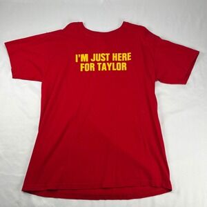 M&O Gold Red I'm‎ Just Here For Taylor Graphic T-Shirt Mens Large Short Sleeve